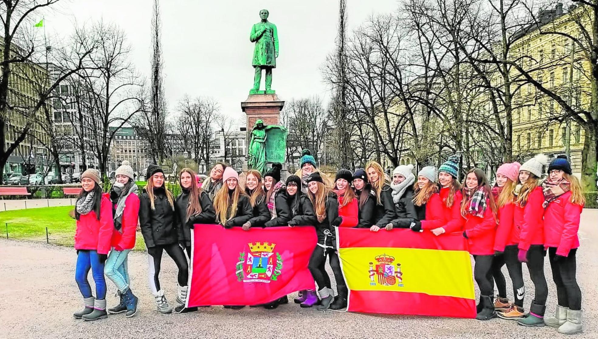 Integrantes del RítmicaCartagena, en el parque Esplanadi de Helsinki. 