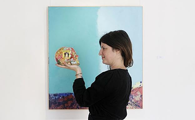 Teresa Colomina, posando con dos de sus obras expuestas en el Museo de la Universidad. 