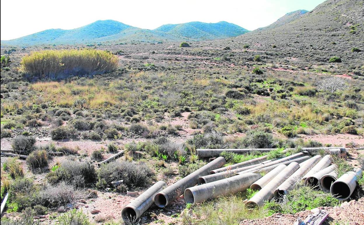 Tubos de fibrocemento, abandonados en el paraje de Los Chaparros, en el Parque Regional de Calblanque.