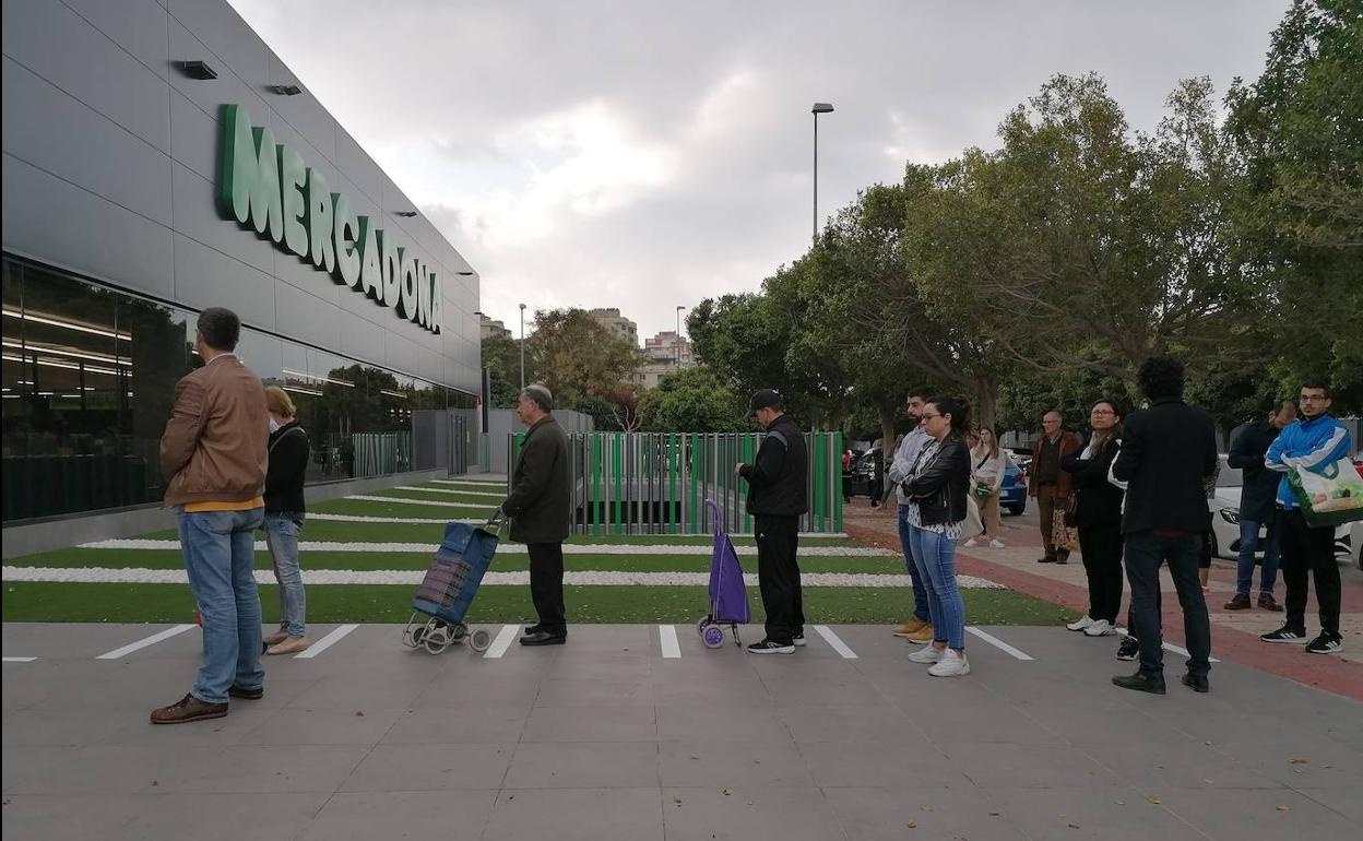 Colas con distancias de seguridad para acceder este lunes a un Mercadona en Murcia.