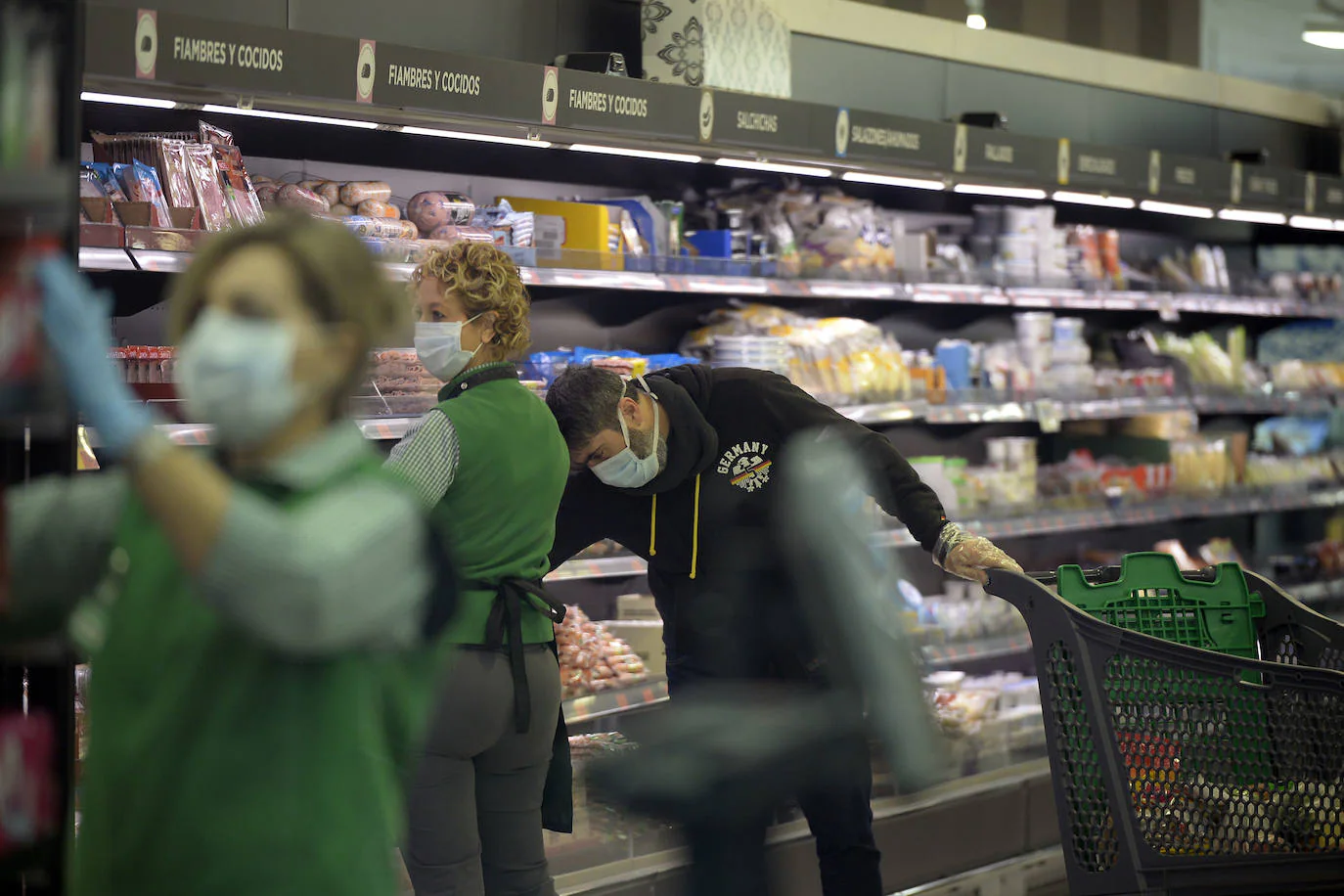 Fotos: «La gente sigue cogiendo los productos con ansia» | La Verdad