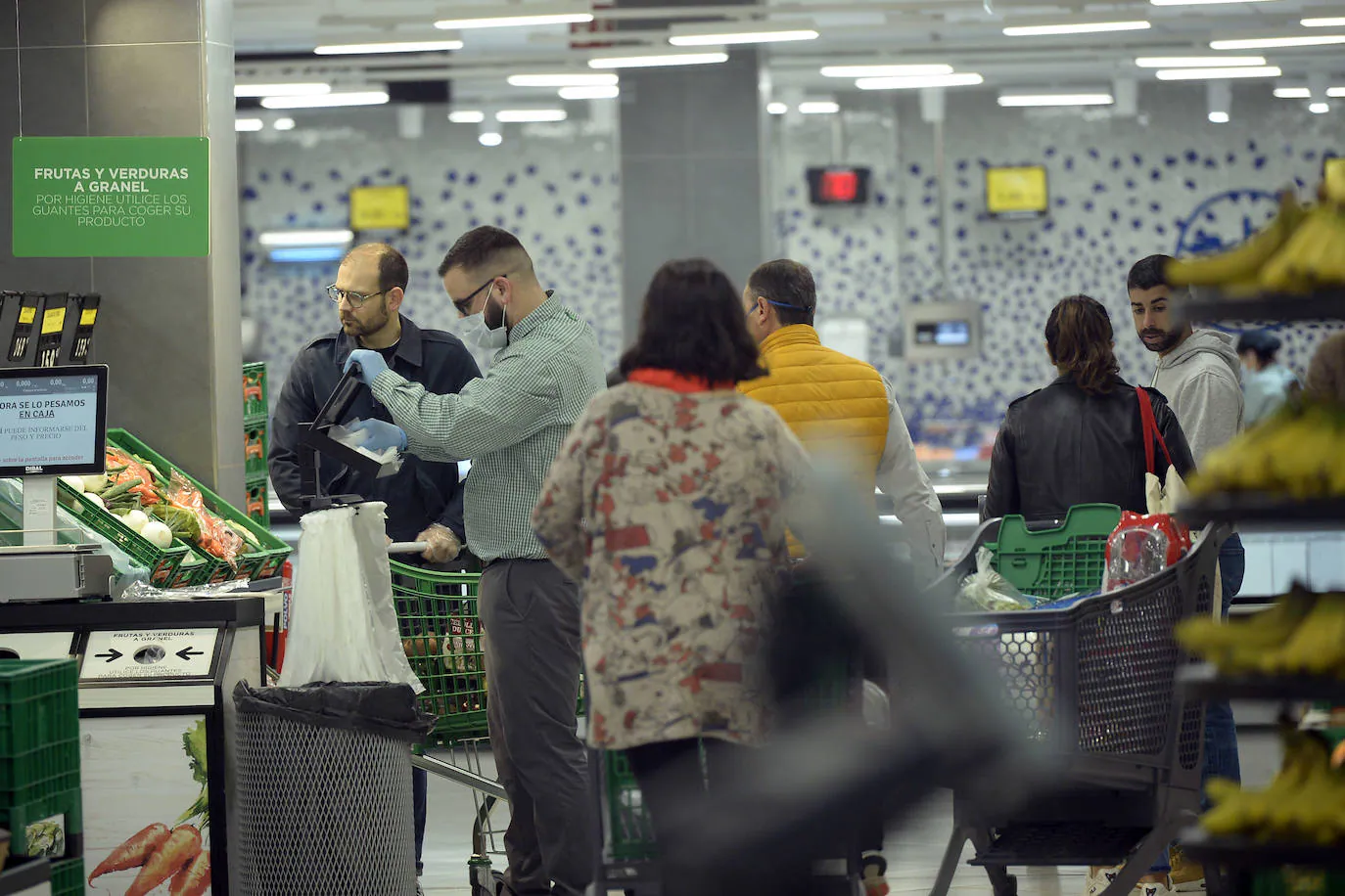 Fotos: «La gente sigue cogiendo los productos con ansia» | La Verdad