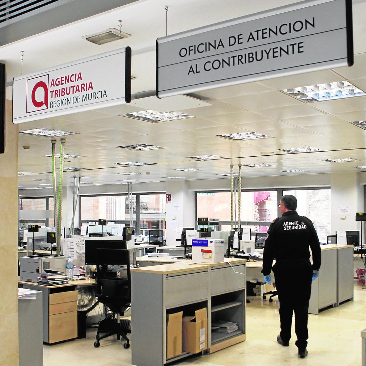 Oficinas vacías en la mañana de ayer en la sede de la Agencia Tributaria de la Región. 