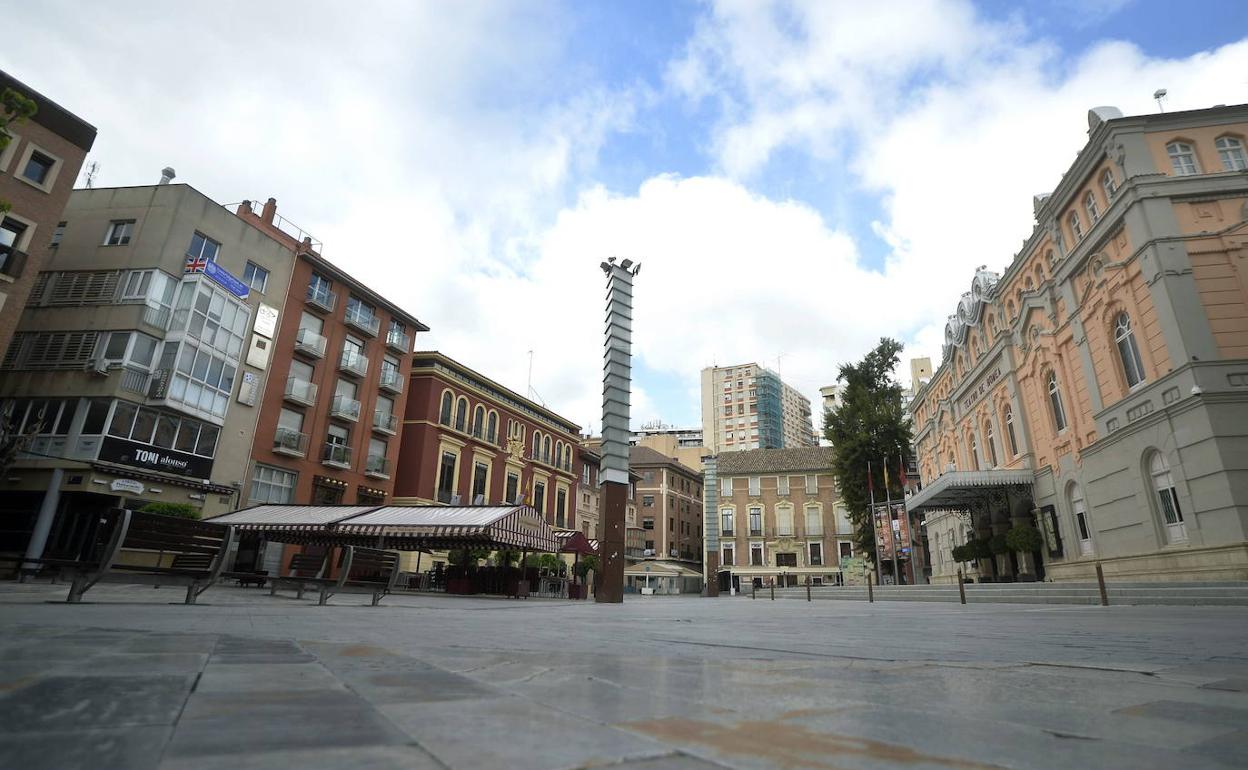 La plaza del Teatro Romea, este domingo, con todos los comercios cerrados.