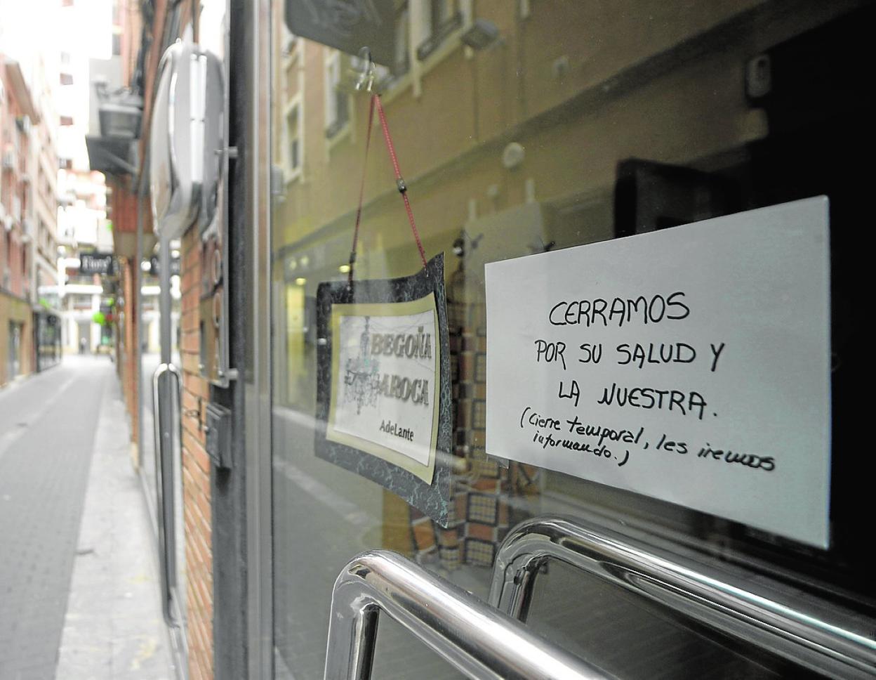 Cartel en un negocio de Murcia que informa del cierre temporal de la actividad. 