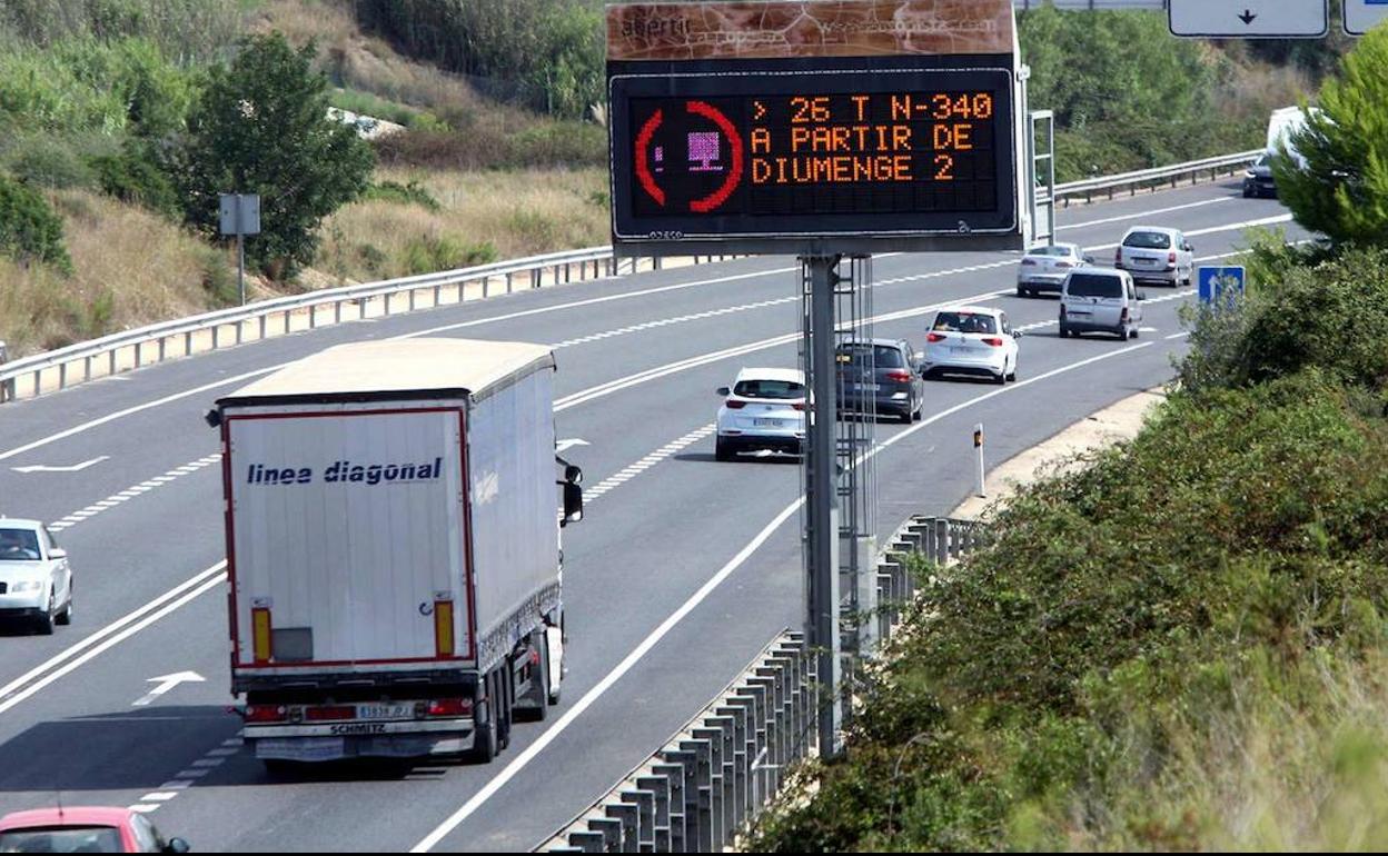 Un camión circula por una carretera de Cataluña, en una fotografía de archivo.