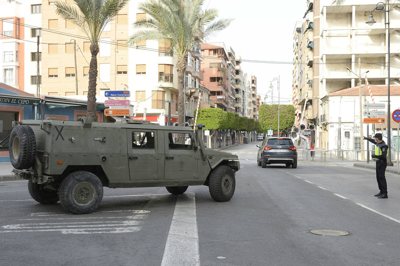 Fotos: Defensa despliega un escuadrón de zapadores paracaidistas en Alcantarilla