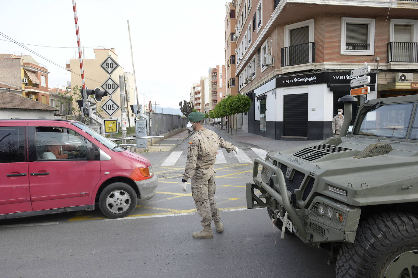 Fotos: Defensa despliega un escuadrón de zapadores paracaidistas en Alcantarilla