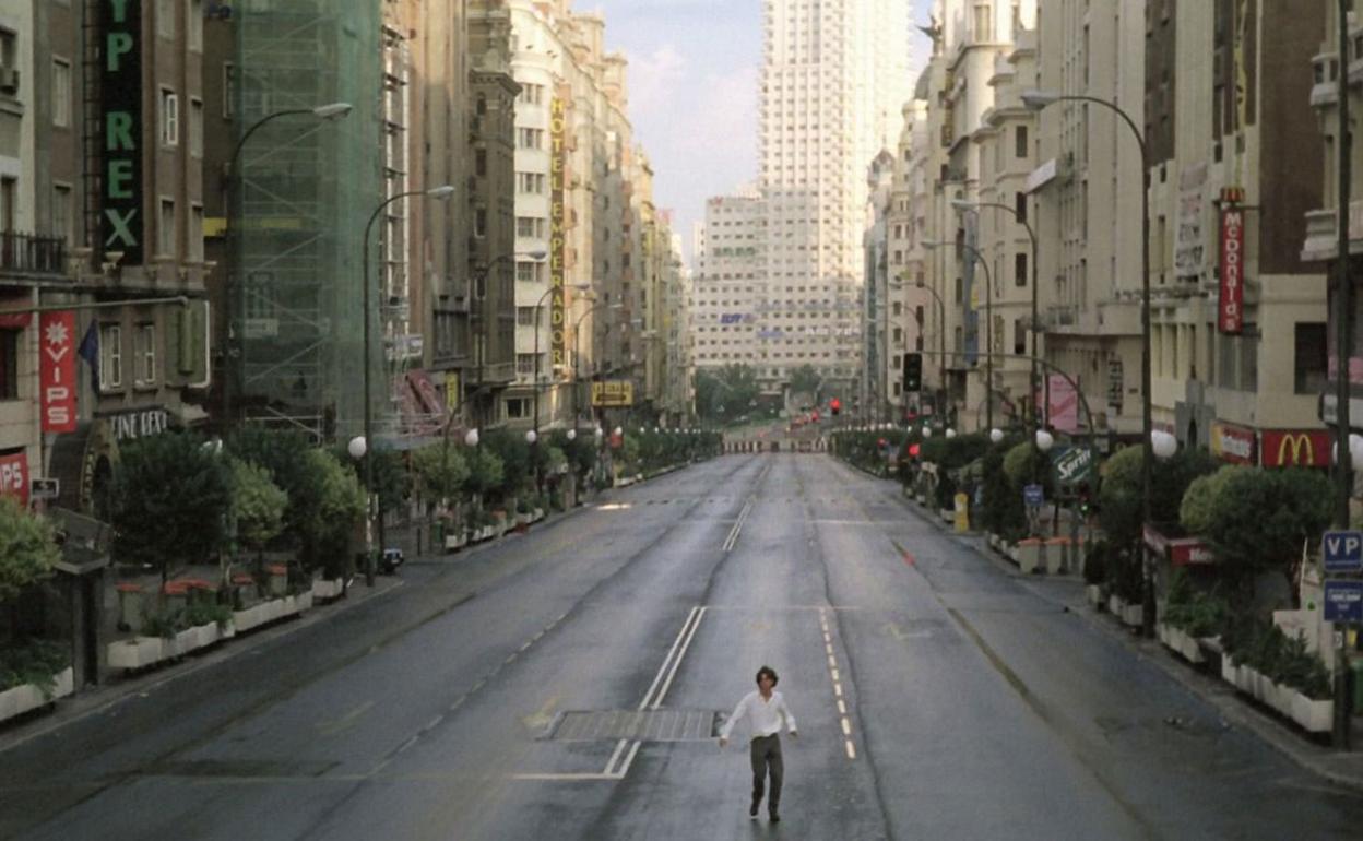 La Gran Vía de Madrid desierta de 'Abre los ojos'.