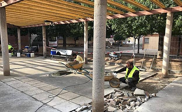 Reparación de baldosas con resaltes bajo las pérgolas. 