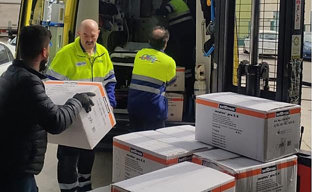 Un empleado de Hispano de Maquinaria entrega productos sanitarios. 