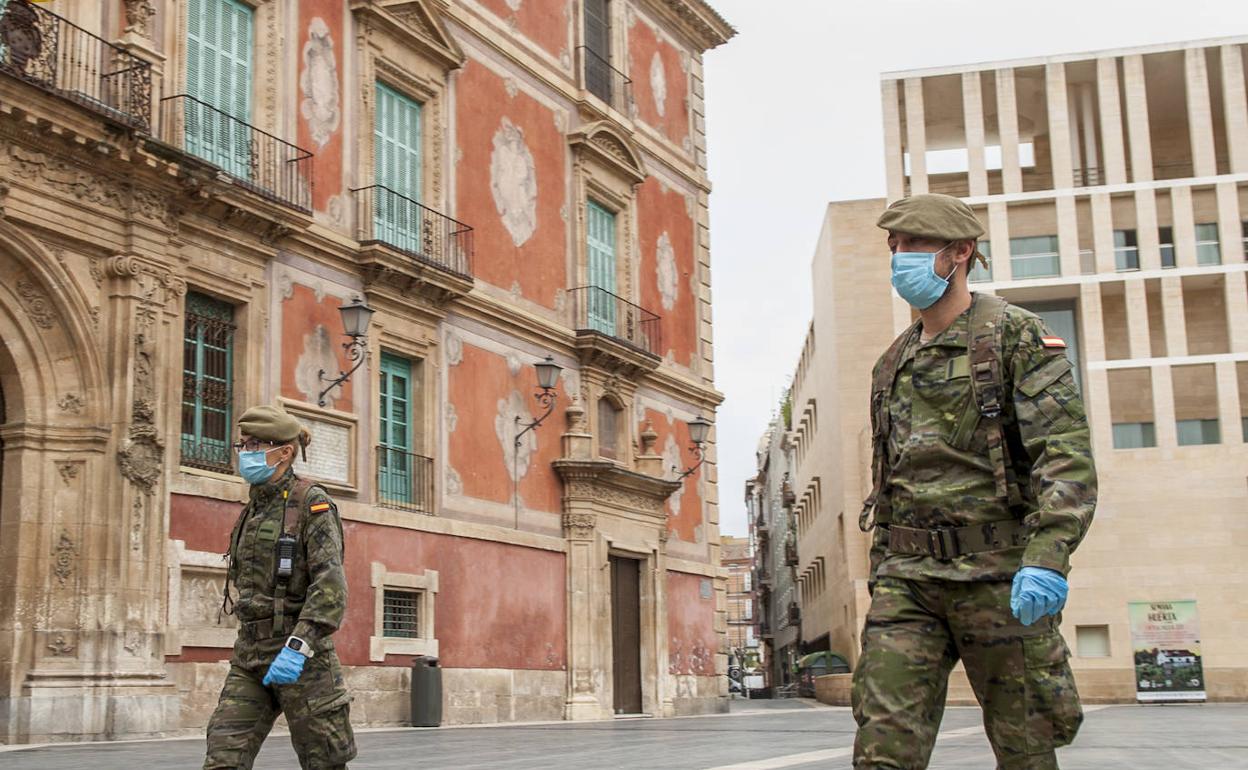 Dos soldados recorren la plaza Belluga de Murcia. 