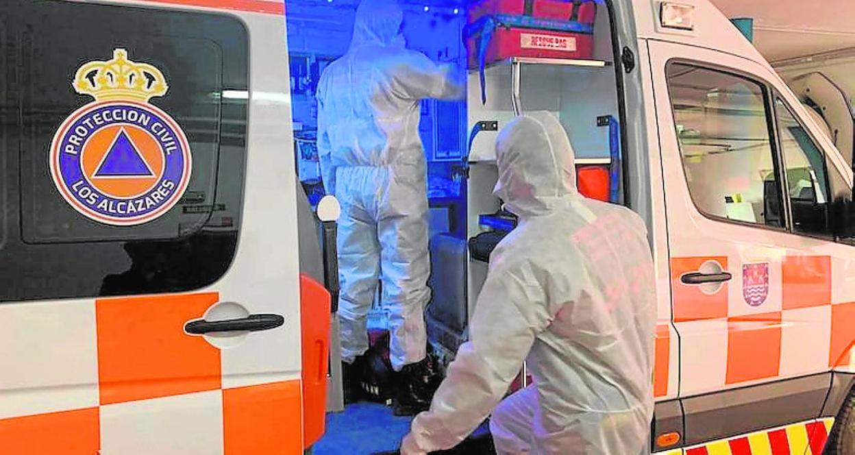 Dos efectivos de Protección Civil de Los Alcázares, el pasado sábado. 