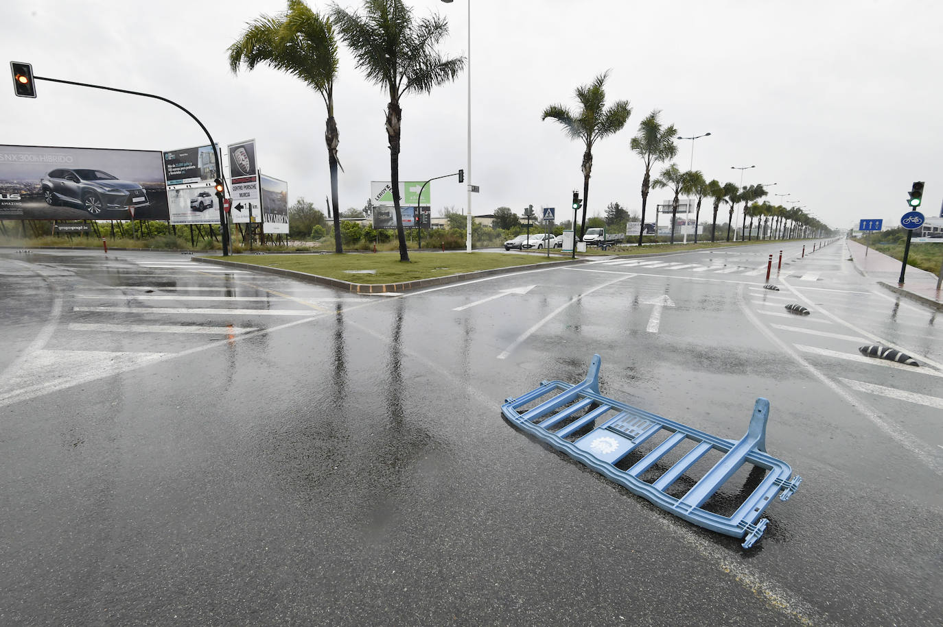 Efectos del temporal en la rotonda de Los Cubos.