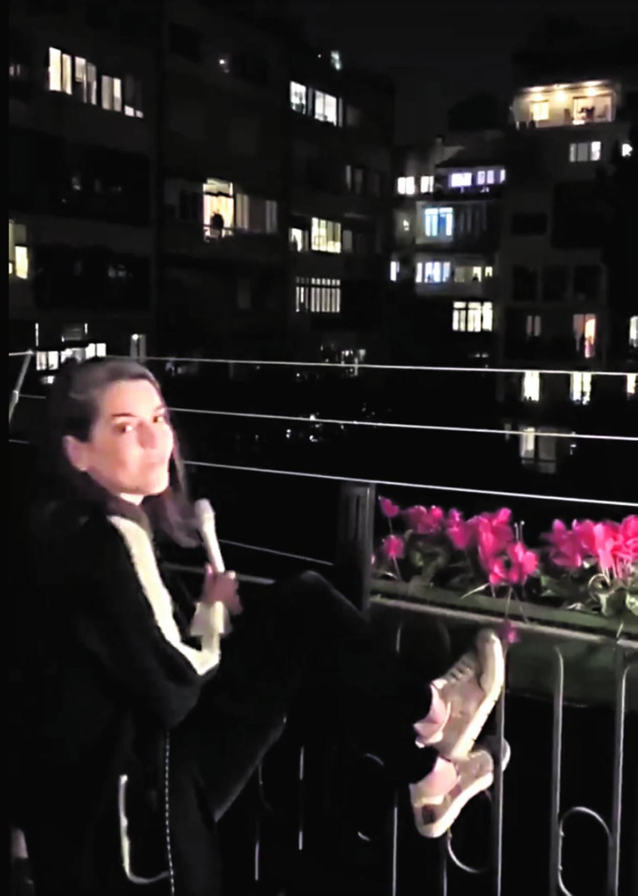 Ruth Lorenzo, durante su concierto desde el balcón de su casa. 