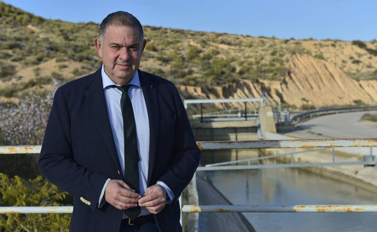 Lucas Jiménez, junto al canal del acueducto, en una foto de archivo. 