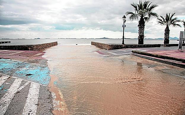 Un aluvión de agua y barro entra en el Mar Menor atravesando Los Alcázares, el martes. 