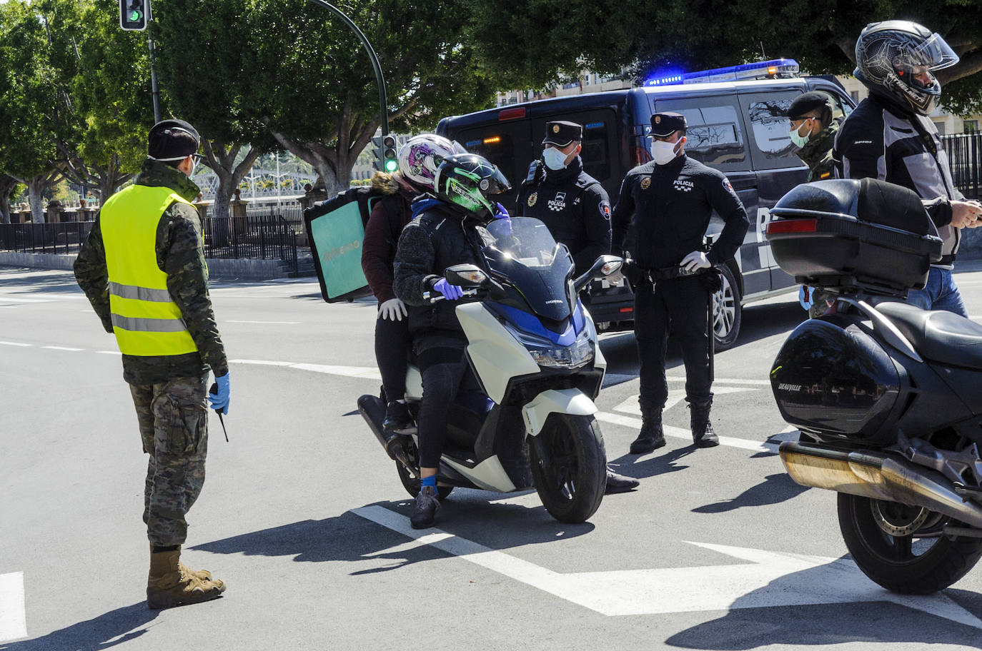 Fotos: Cerco en las carreteras a las escapadas de fin de semana