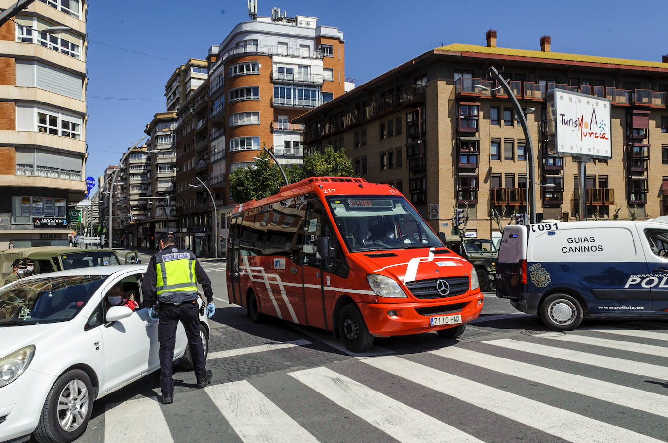 Fotos: Cerco en las carreteras a las escapadas de fin de semana