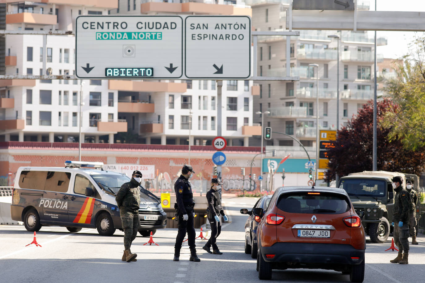 Fotos: Cerco en las carreteras a las escapadas de fin de semana
