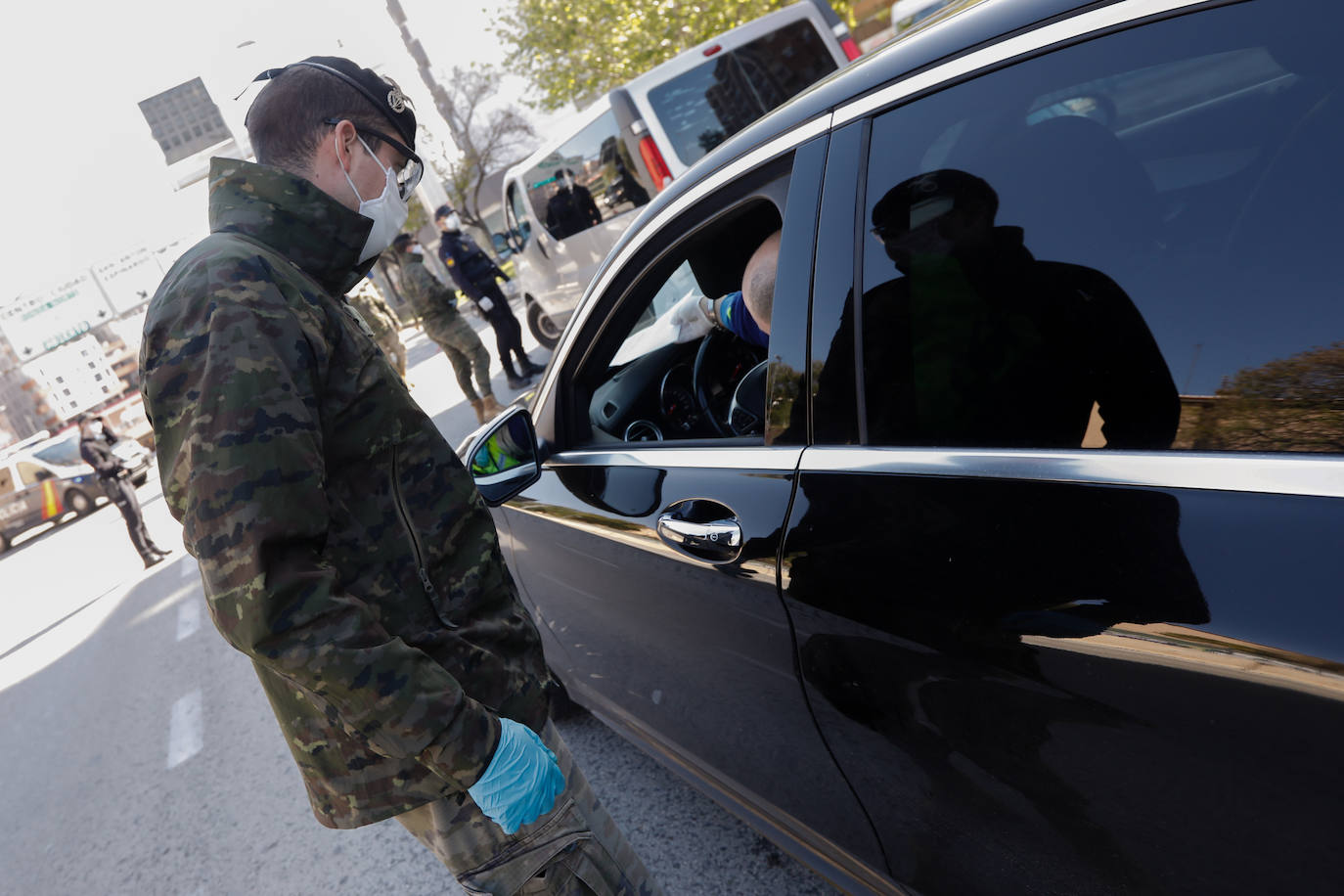 Fotos: Cerco en las carreteras a las escapadas de fin de semana