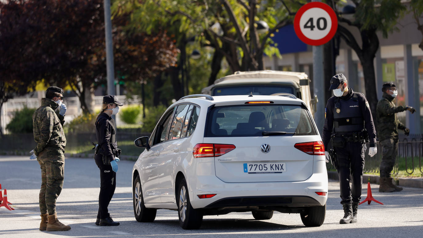 Fotos: Cerco en las carreteras a las escapadas de fin de semana