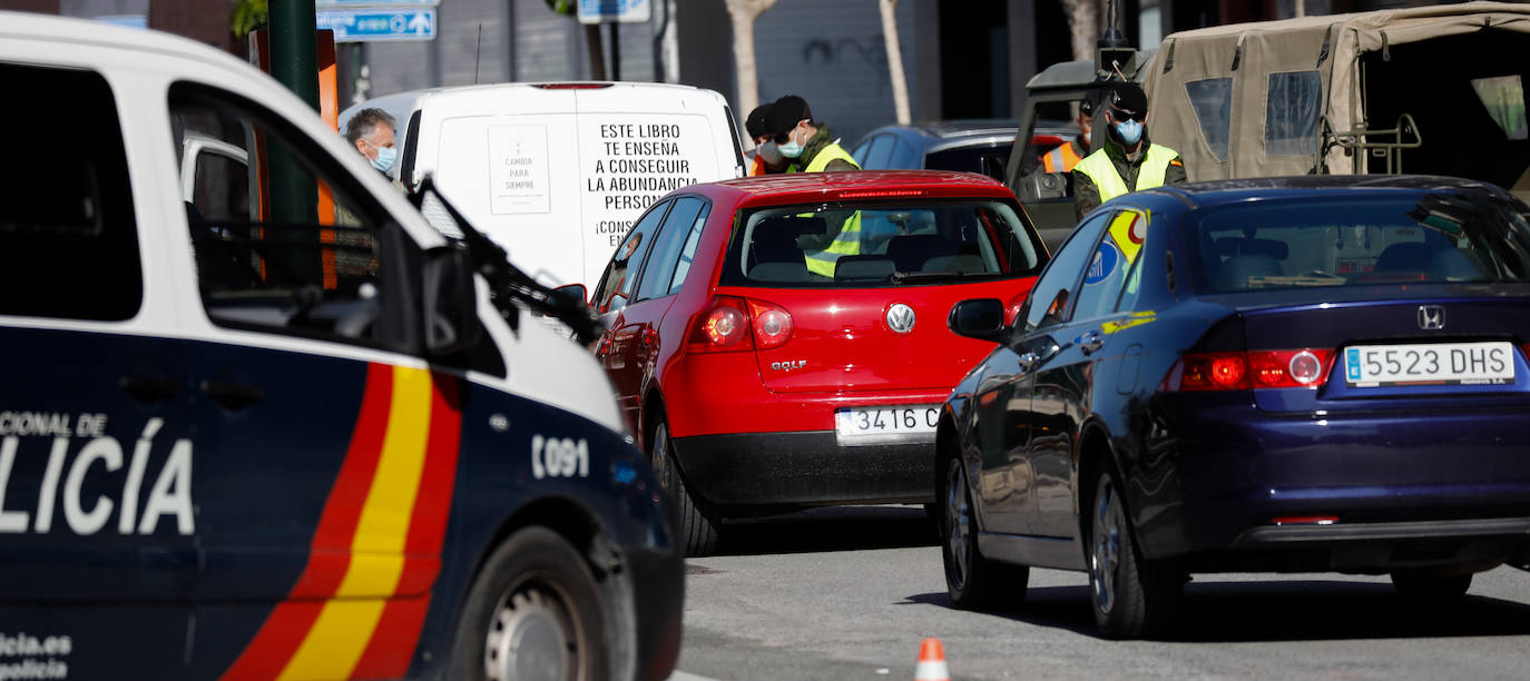 Fotos: Cerco en las carreteras a las escapadas de fin de semana