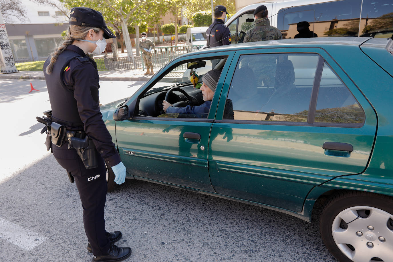 Fotos: Cerco en las carreteras a las escapadas de fin de semana
