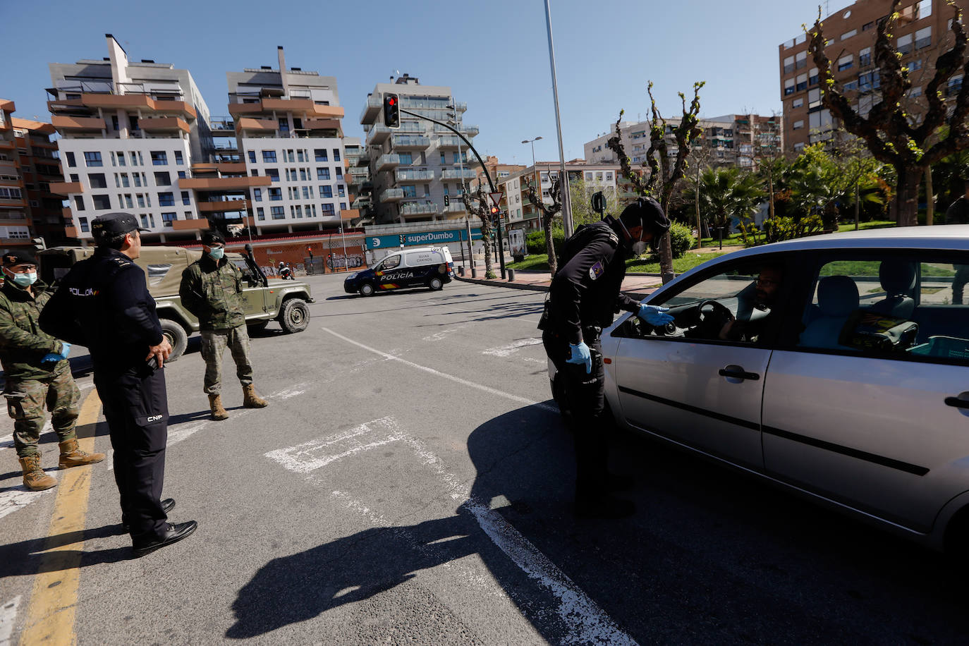 Fotos: Cerco en las carreteras a las escapadas de fin de semana
