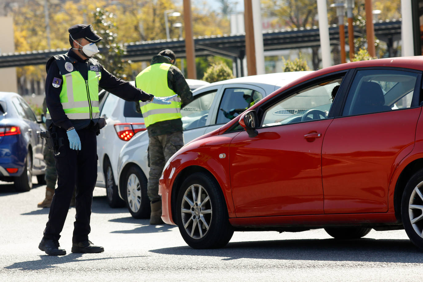 Fotos: Cerco en las carreteras a las escapadas de fin de semana