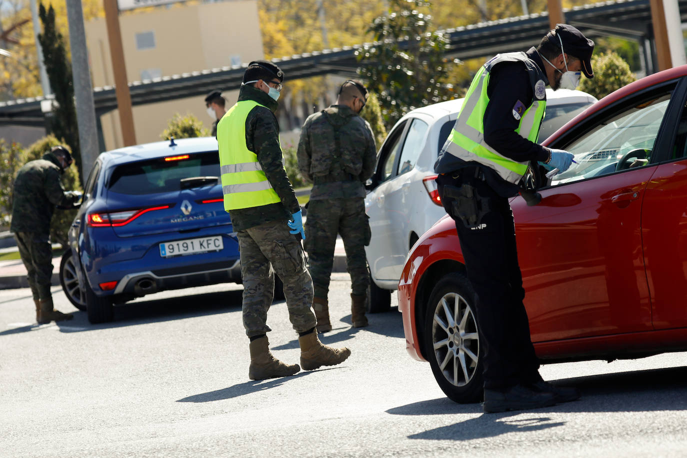 Fotos: Cerco en las carreteras a las escapadas de fin de semana