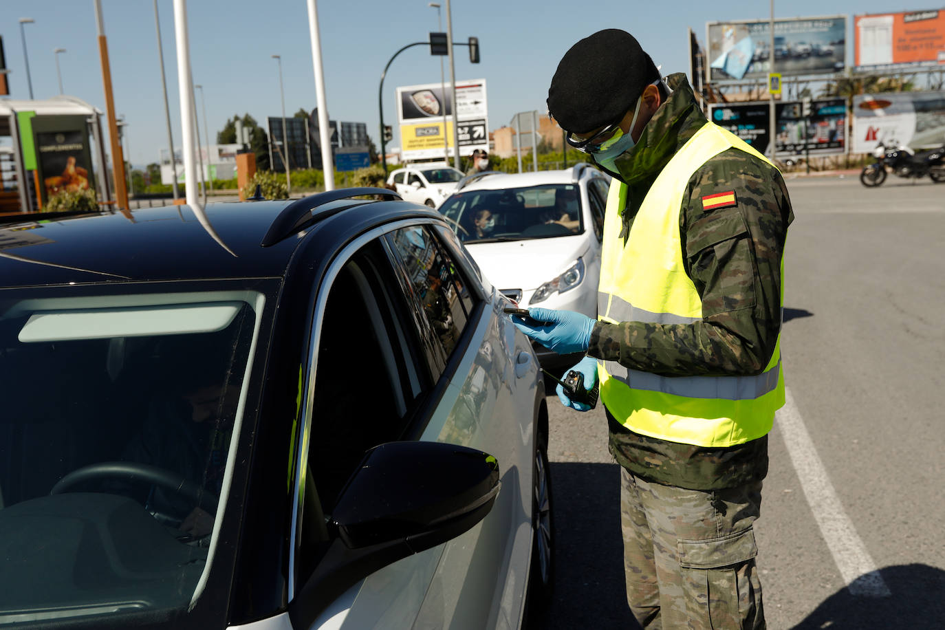 Fotos: Cerco en las carreteras a las escapadas de fin de semana