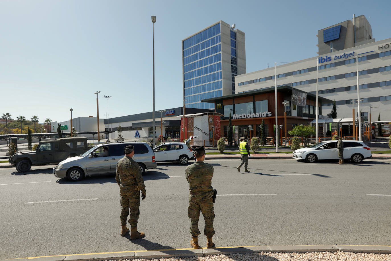 Fotos: Cerco en las carreteras a las escapadas de fin de semana