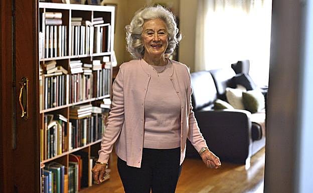Loli Alemán, de 81 años, en la puerta del salón de su casa en el centro de Murcia, donde pasa la cuarentena. 