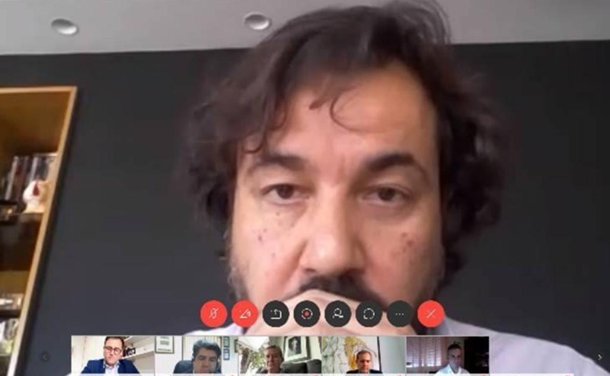 El consejero de Empleo, Miguel Motas, en una reunión telemática con representantes de Frecom.