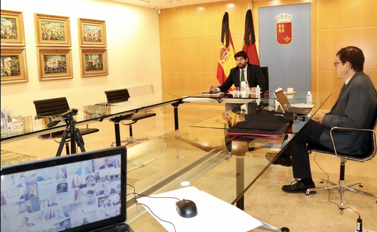 Videoconferencia del presidente de la Comunidad, Fernando López Miras, y el consejero de Salud, Manuel Villegas, con los 45 alcaldes de la Región, este viernes.