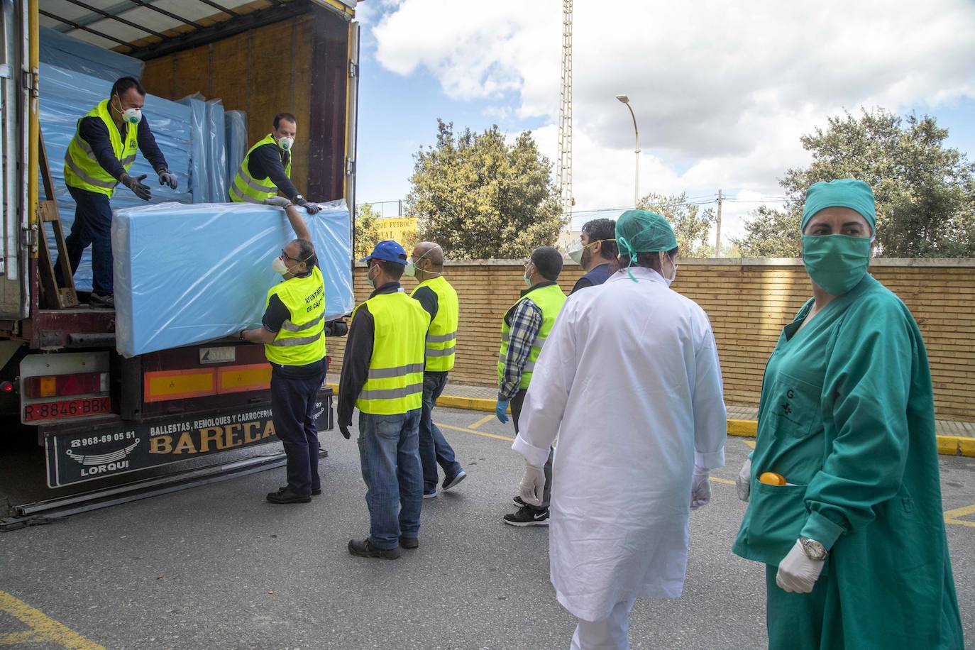 Fotos: El Rosell recibe 100 nuevas camas de hospitalización para hacer frente al coronavirus