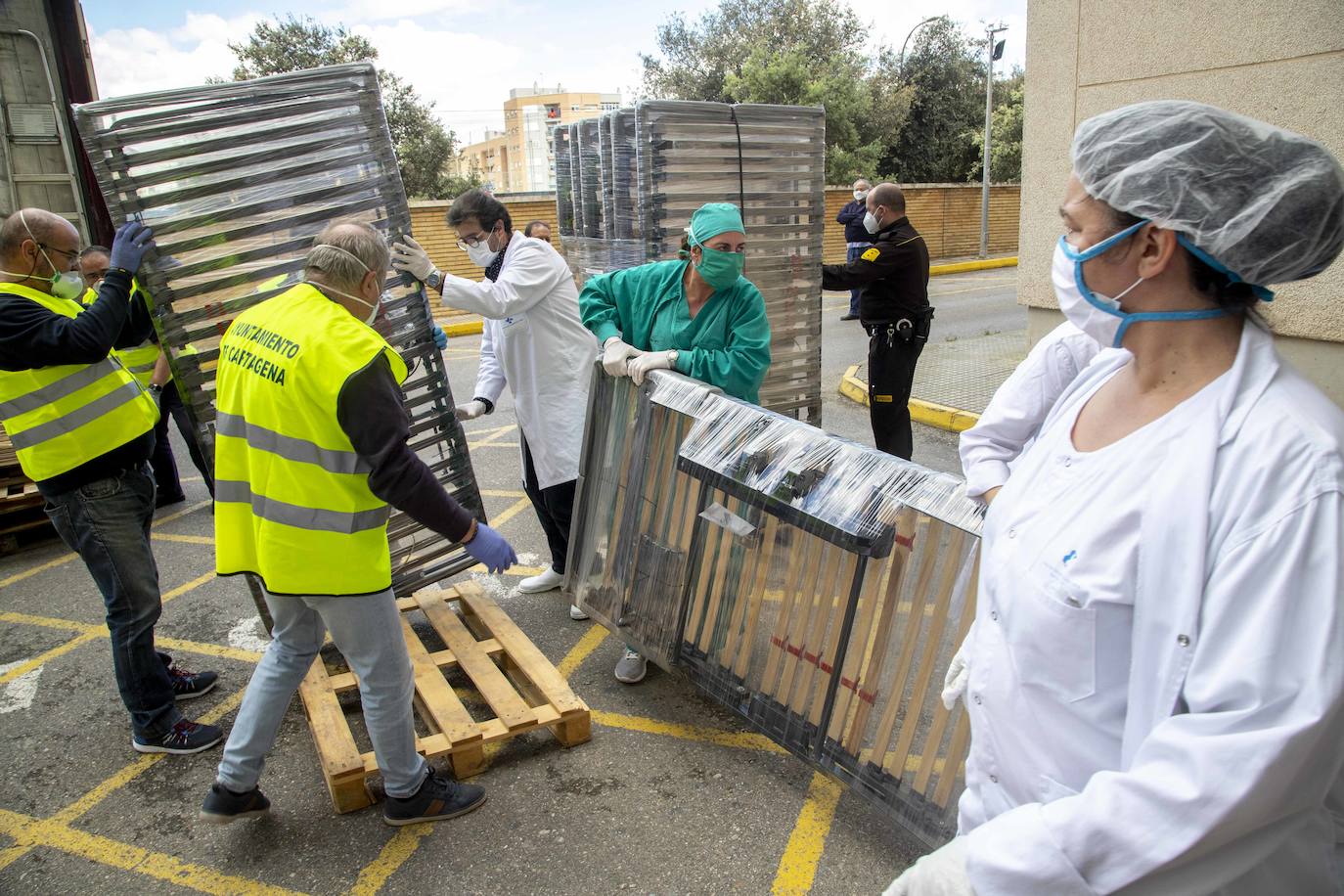 Fotos: El Rosell recibe 100 nuevas camas de hospitalización para hacer frente al coronavirus
