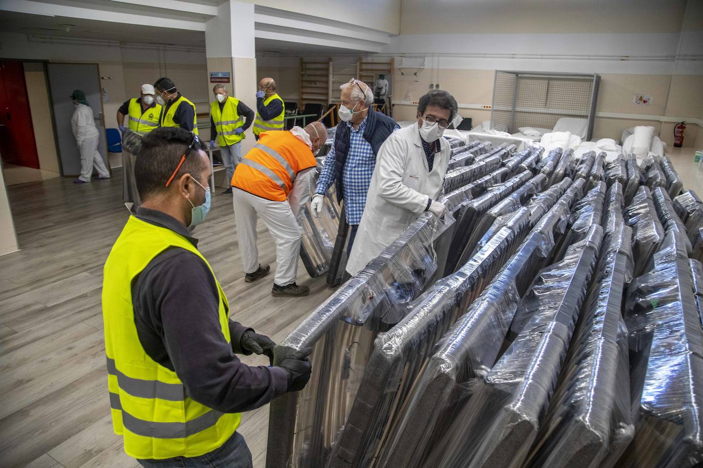 Fotos: El Rosell recibe 100 nuevas camas de hospitalización para hacer frente al coronavirus