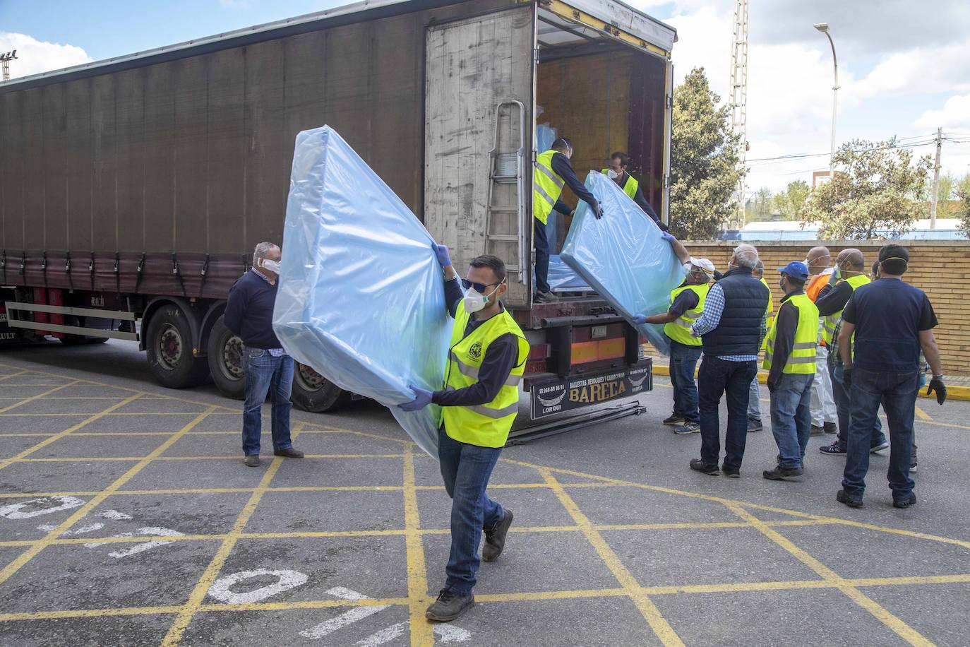 Fotos: El Rosell recibe 100 nuevas camas de hospitalización para hacer frente al coronavirus