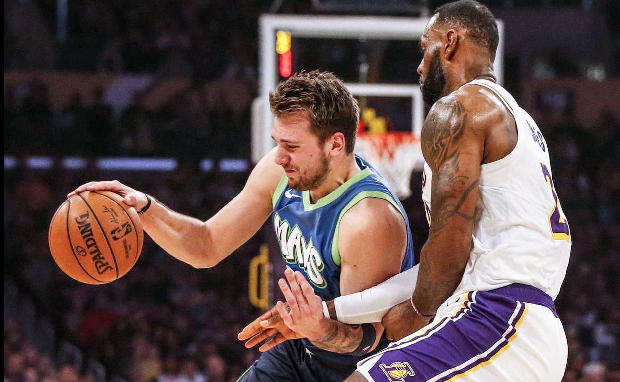 Luka Doncic trata de superar la marca de LeBron James en un partido entre los Mavericks y los Lakers. 