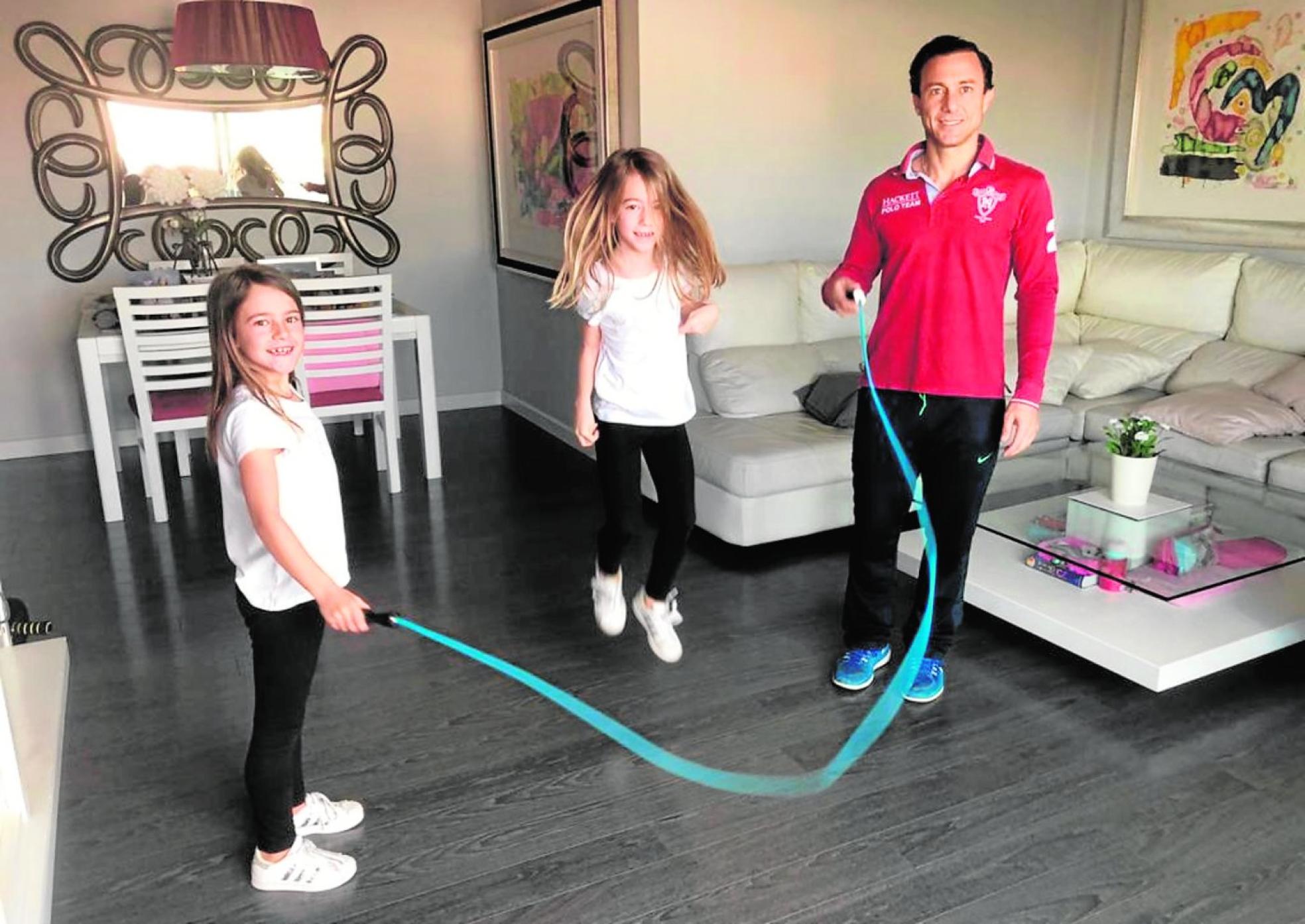 Rafaelillo, con sus dos hijas, Claudia y Valeria, saltando a la comba. 