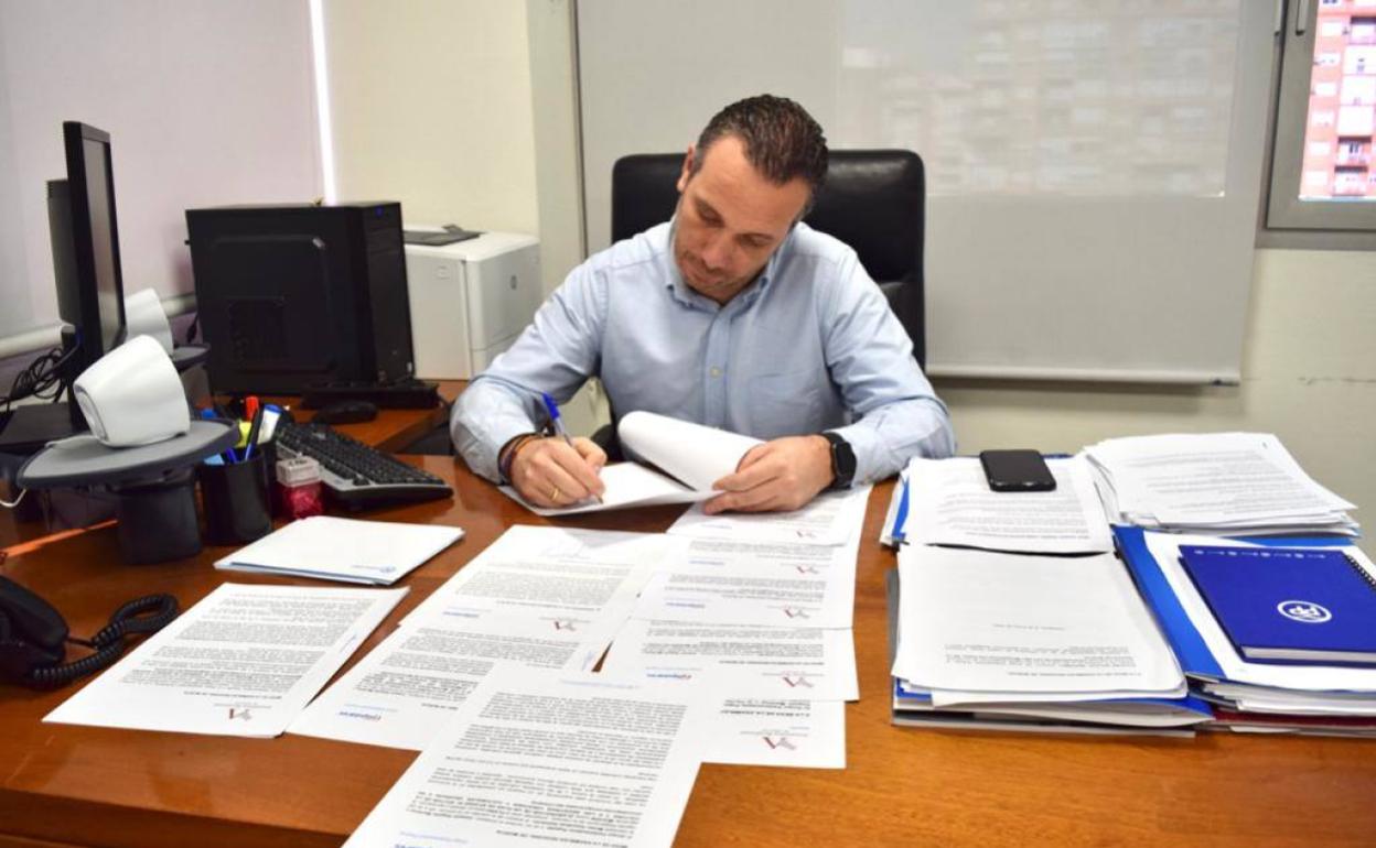 El portavoz del PP en la Asamblea, Joaquín Segado, firma el escrito enviado al presidente de la Cámara, Alberto Castillo. 