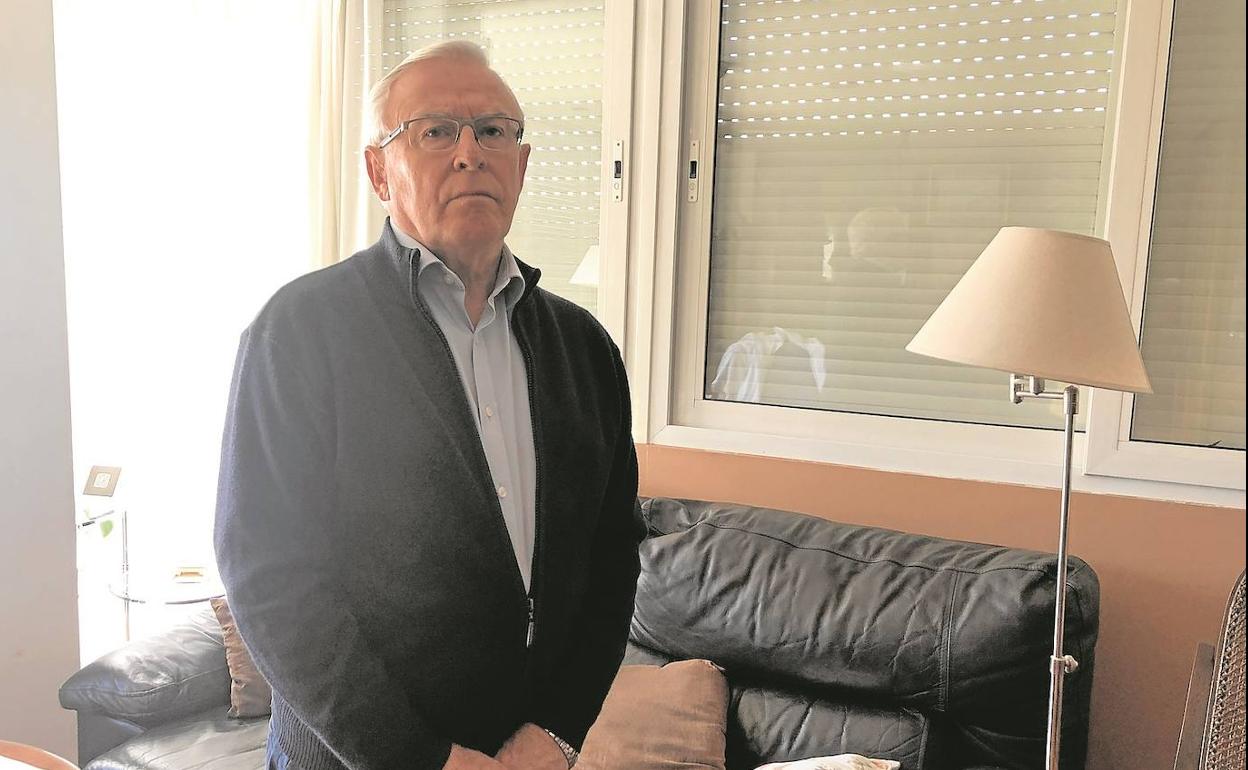 El presidente del Consejo Económico y Social, José Antonio Cobacho, en el salón de su casa. 