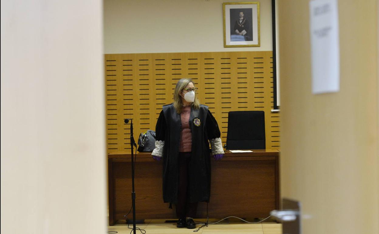 La magistrada de Penal número 4 de Murcia, Isabel María Carrillo, en la sala de vistas, esta semana, durante un receso.