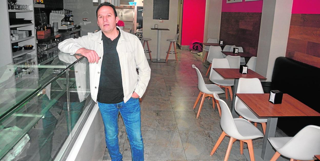 Joaquín Ramos, en una de sus pastelerías, cerradas desde que se inició el estado de alarma. 