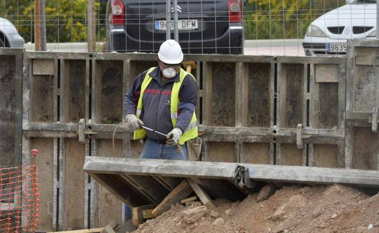 Un trabajador en una obra de Murcia, en una imagen de archivo.