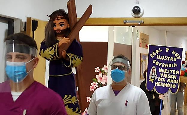 Uno de los tronos creados en la residencia.