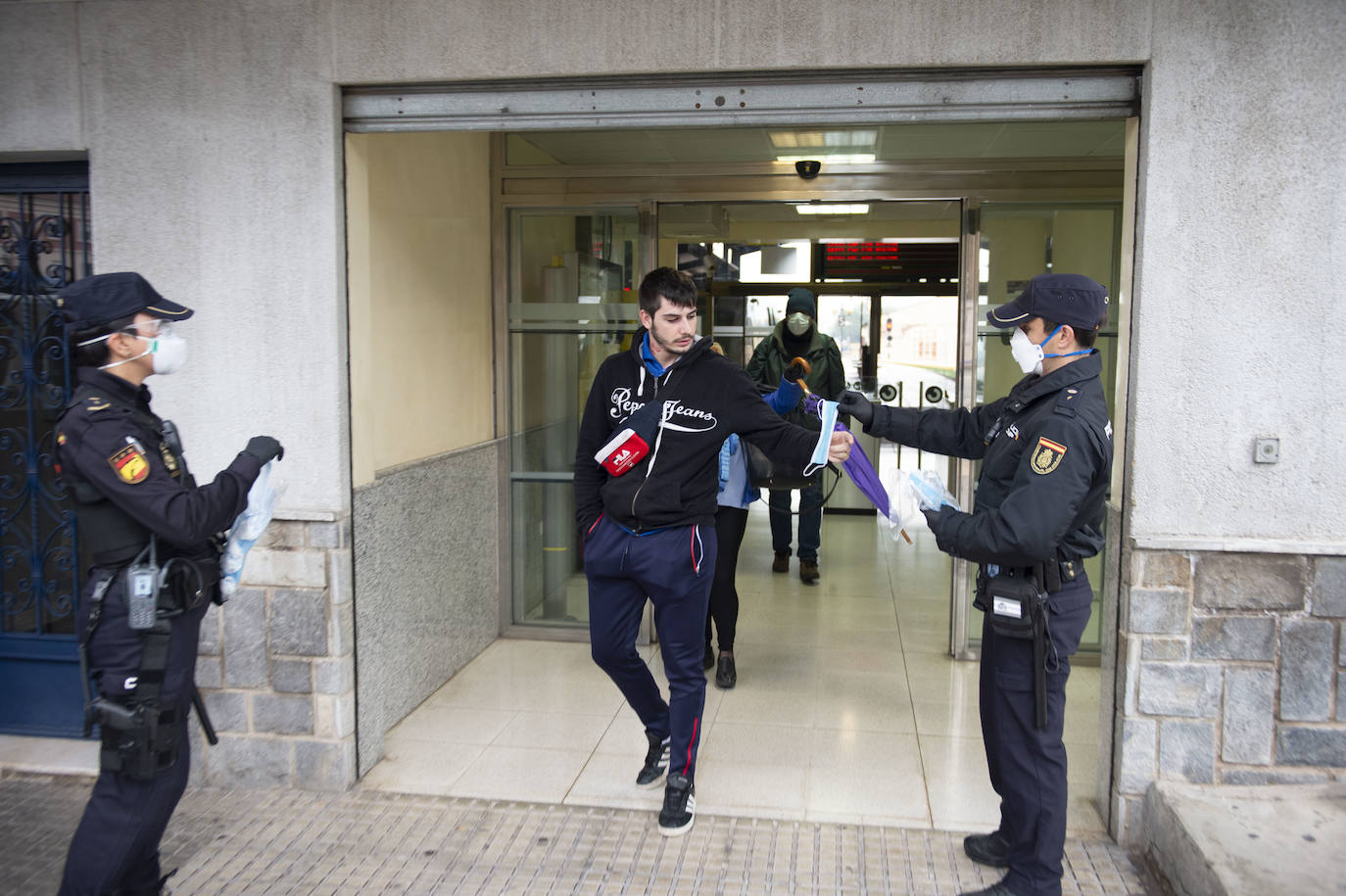 Fotos: Comienza el reparto de 334.000 mascarillas en la vuelta al trabajo en la Región