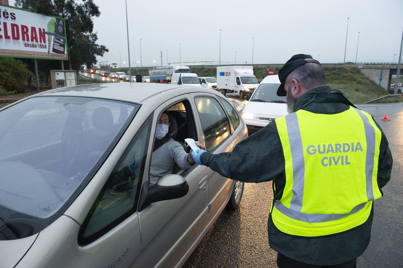 Fotos: Comienza el reparto de 334.000 mascarillas en la vuelta al trabajo en la Región